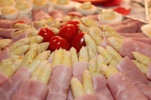 szparagi z szynką i pomidorami