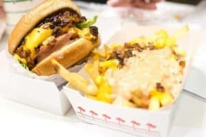 cheesburger z frytkami