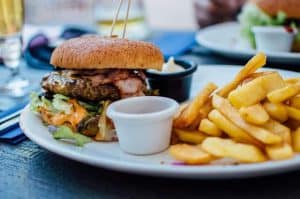 hamburger z frytkami