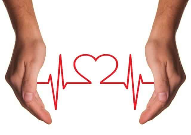 rysunek EKG pomiędzy dłońmi