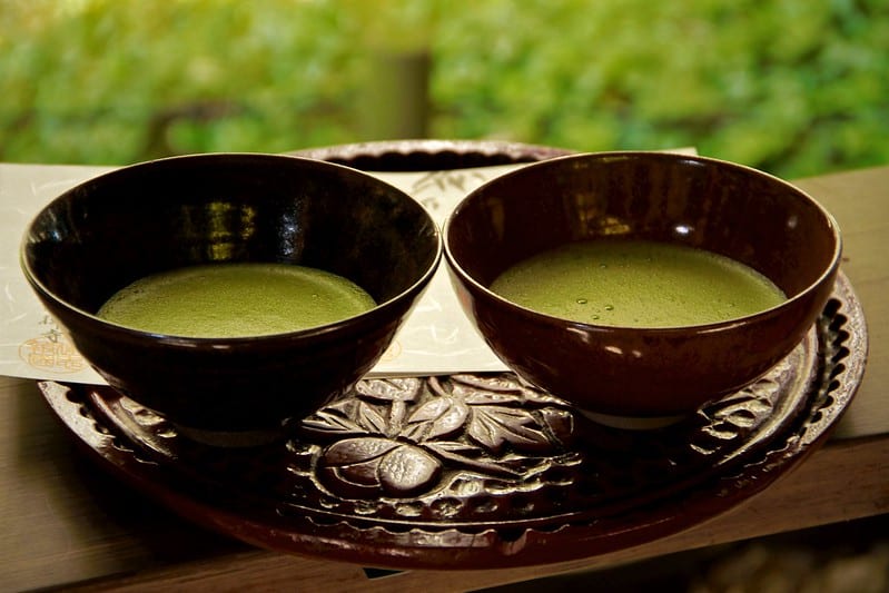 herbata matcha w filiżankach