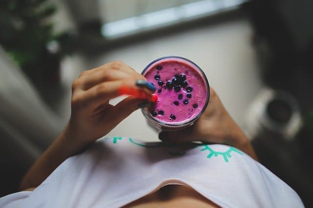 kobieta pije smoothie