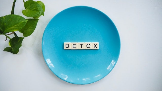 napis "detox" ułożony na talerzu