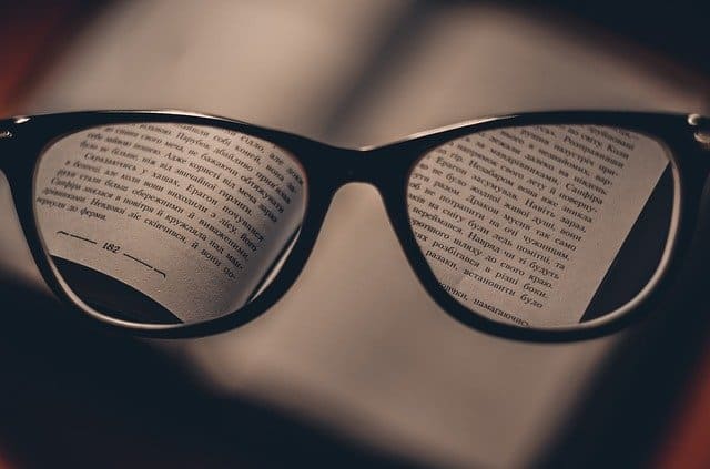fragment tekstu widziany przez soczewki okularów