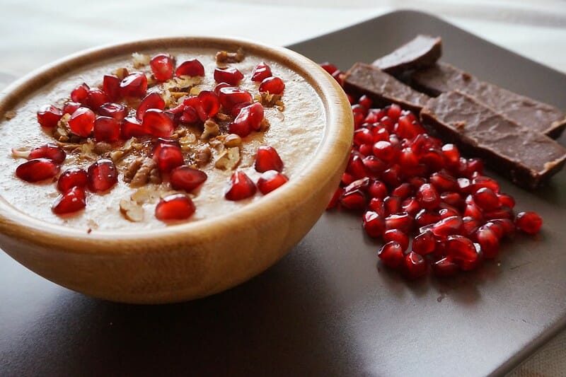 jaglanka z orzechami i granatem w salaterce